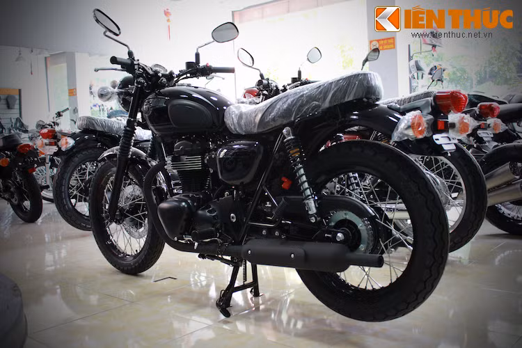 Những chi tiết màu đen vẫn tiếp tục xuất hiện ở phía sau xe.