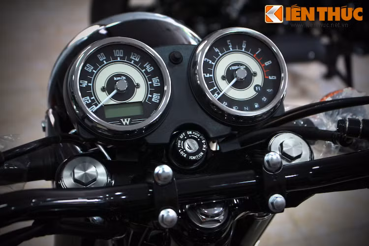 Được thiết kế theo kiểu cổ điển, nhưng đồng hồ kép của W800 Black Edition vẫn chỉ báo đầy đủ các thông tin cần thiết qua các đèn báo nằm gọn trong lòng đồng hồ.