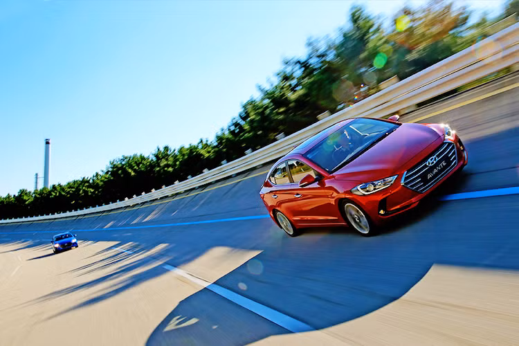 Cuối cùng, phiên bản Avante cao cấp nhất sử dụng động cơ tăng áp 2.0l mới mạnh 148 mã lực, kết hợp cùng hộp số ly hợp kép 7 cấp.