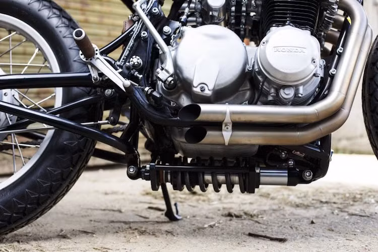 Đặc biệt, phuộc sau có dạng monoshock nhưng với vị trí giảm xóc đặc biệt, đặt dưới gầm xe và tạo thành cơ cấu thanh đẩy độc đáo, hiếm gặp.