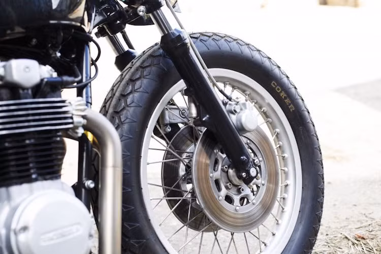 Phuộc trước của Ripon được lấy từ Honda CB550 nguyên bản nhưng đã được chỉnh sửa lại để đảm bảo rằng chiếc xe vẫn dễ điều khiển khi Old Empire Motorcycles đã "chế" lại bộ khung và phuộc sau của xe.