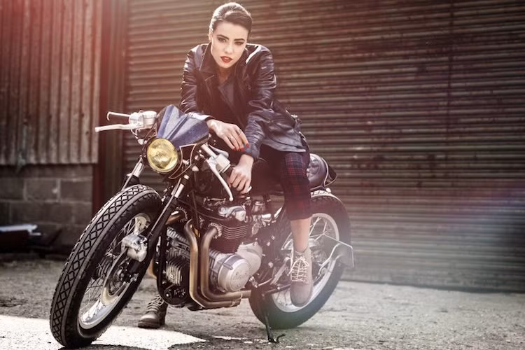 Old Empire Motorcycles là một xưởng độ nhỏ, nằm ở ngoại ô vùng Norfolk - Anh Quốc. Đúng như tên gọi của xưởng, Old Empire Motorcycles "chuyên trị" các dòng xe cafe racer cổ điển.