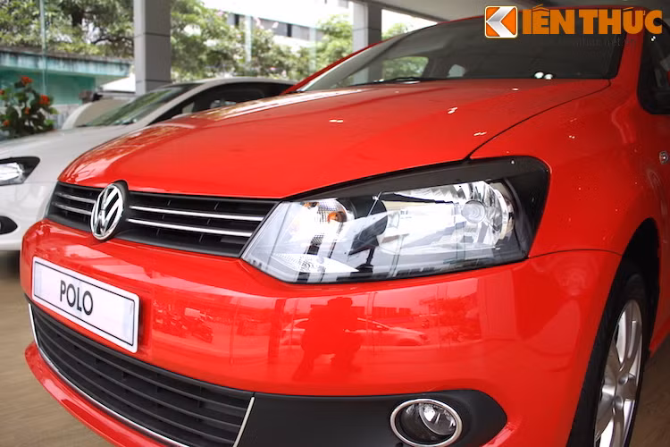 Được thiết kế theo phong cách mới nhất của Volkswagen, phần trước của xe có lưới tản nhiệt cùng cụm đèn pha halogen dạng hình khối đơn giản.