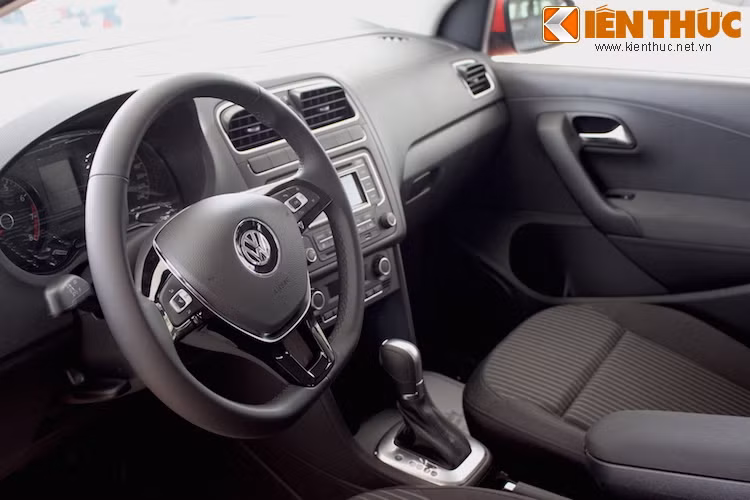 Vô-lăng xe được bọc da và tích hợp đầy đủ các nút điều khiển hệ thống âm thanh.