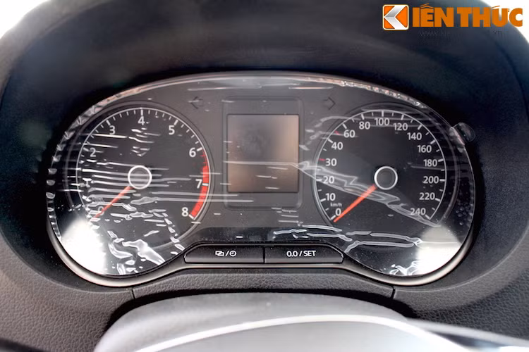 Giữa bảng đồng hồ là một màn hình chỉ báo nhỏ như nhiều dòng xe cao cấp hơn.
