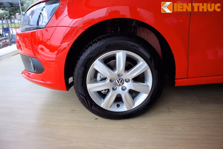 Polo được trang bị mâm 15 inch với thiết kế 7 cánh đơn khá khoẻ khoắn.