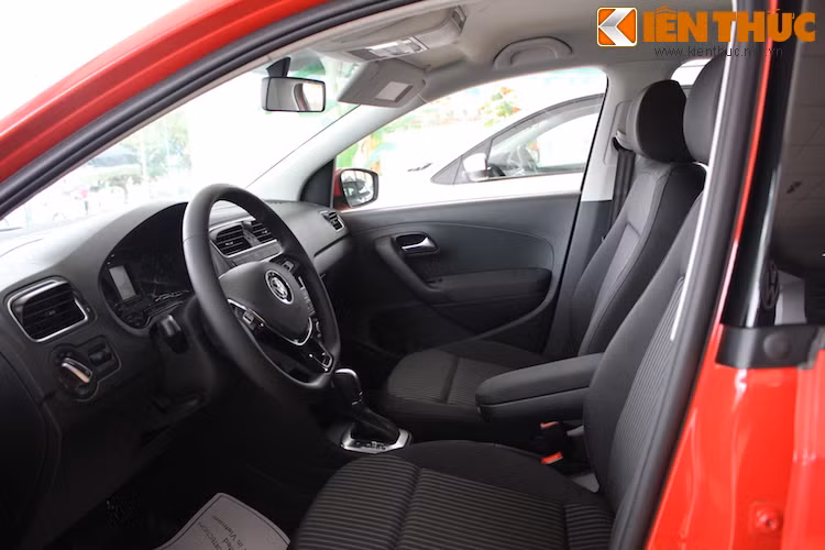 Nằm ở phân khúc bình dân, nội thất của Polo giản dị nhưng không đồng nghĩa với chất lượng kém.