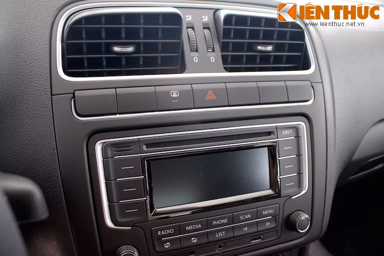 Hệ thống âm thanh của Polo được tích hợp sẵn 1 cổng USB, jack 3.5 mm và khe cắm thẻ SD.