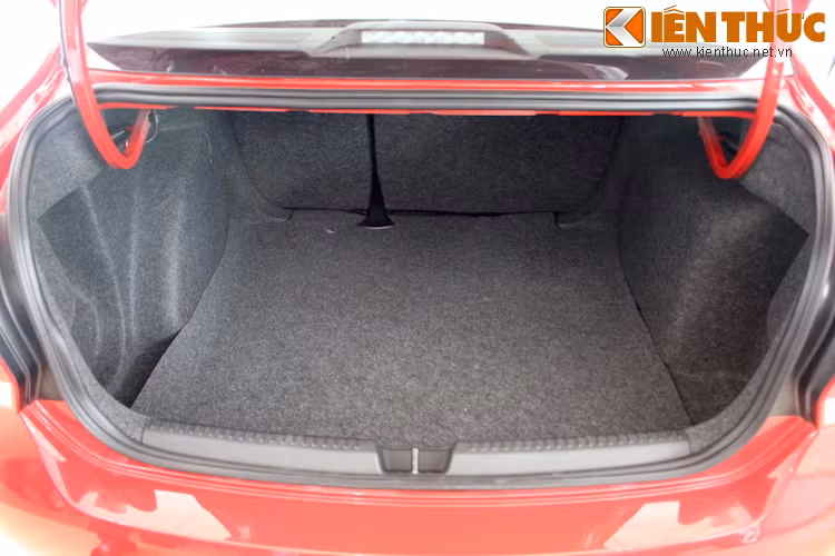 Cốp sau của xe có thể thích khá lớn.