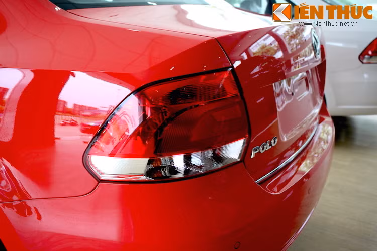 Đèn hậu được kết hợp giữa hai tông màu, sử dụng bóng sợi đốt bình thường.