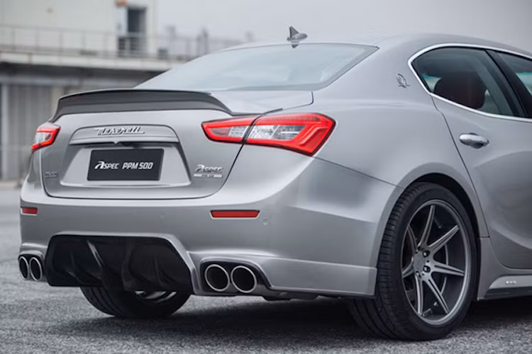 Ở phía sau, chiếc xe được trang bị thêm cánh đuôi nhỏ dạng nẹp ở trên nắp khoang hành lý.