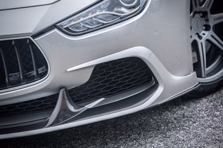 Đặc biệt, cản trước của xe được làm từ sợi carbon siêu nhẹ, tương tự như các hãng độ hàng đầu châu Âu như Mansory hay Hamann.