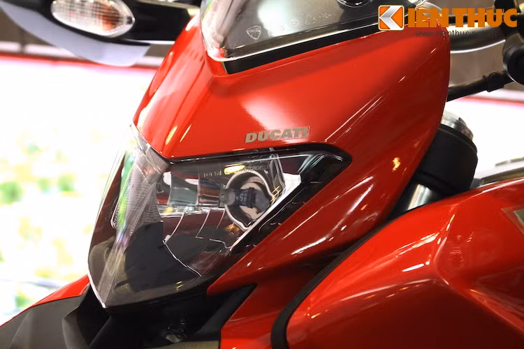 Cụm đèn pha của xe có thiết kế sắc nhọn, hướng về phía trước tương tự như Ducati Streetfighter.