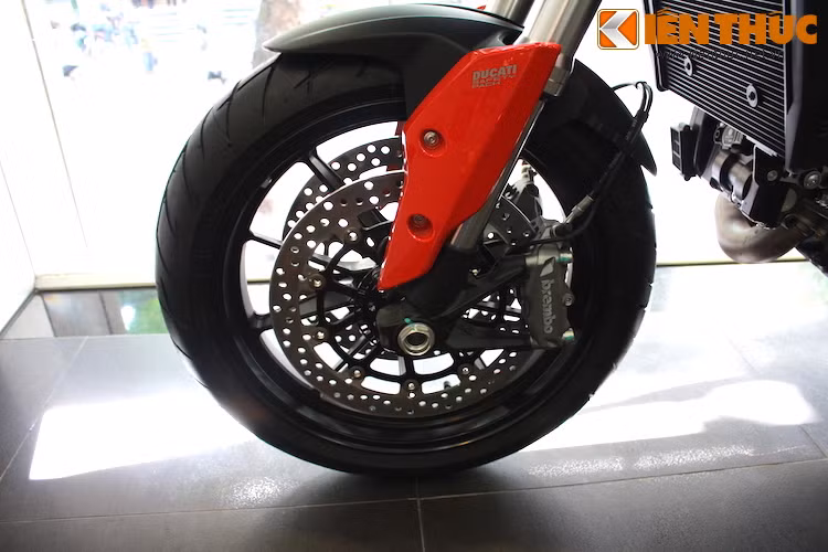 Hyperstrada sử dụng giảm xóc Up-side-down cho bánh trước, cùng hệ thống phanh đĩa Brembo kép với 4 piston cho mỗi bên.