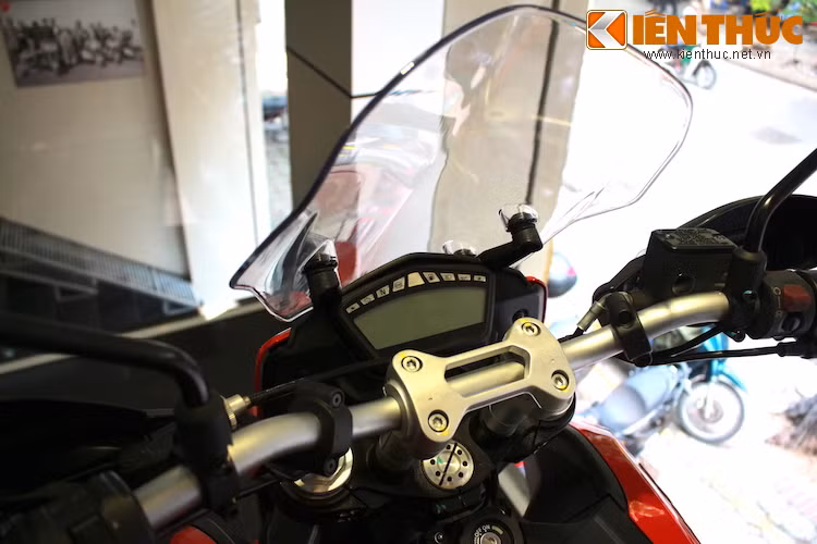 Chiếc xe được trang bị sẵn kính chắn gió mini, bên dưới là đồng hồ điện tử chỉ báo đầy đủ các thông tin về xe như những dòng Ducati khác.