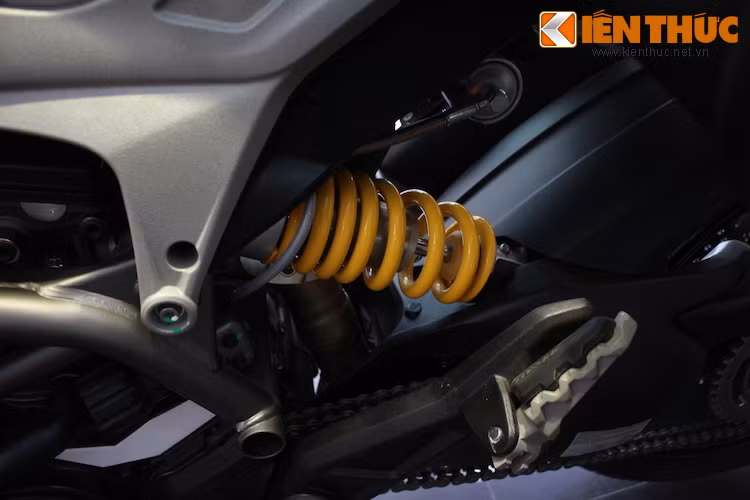 Giảm xóc sau là dạng monoshock. Hyperstrada cũng sở hữu một loạt các hệ thống điện tử hỗ trợ như hệ thống điều khiển lực kéo, ABS...