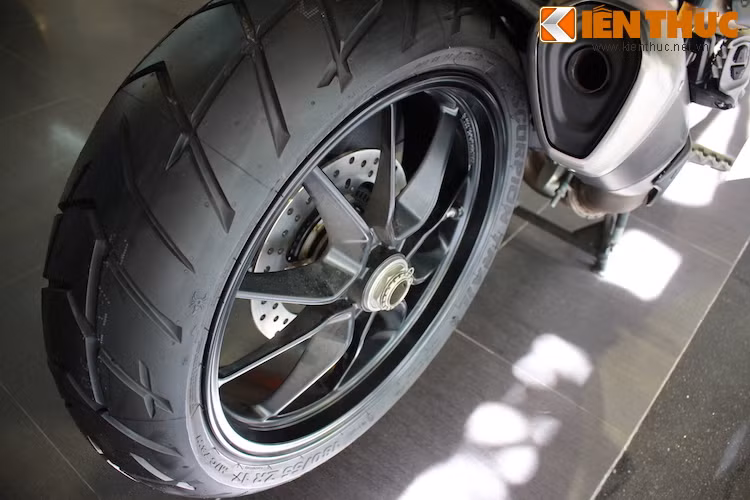 Hyperstrada có bánh sau dạng 1 gắp, tương tự như Streetfighter 848 và các dòng Hypermotard khác của Ducati.