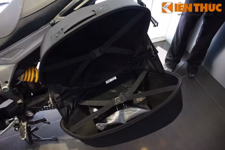 Có thể tích lớn cùng khoá đóng mở dạng kéo, 2 túi này đem tới sự tiện dụng khi di chuyển trên những hành trình xa.