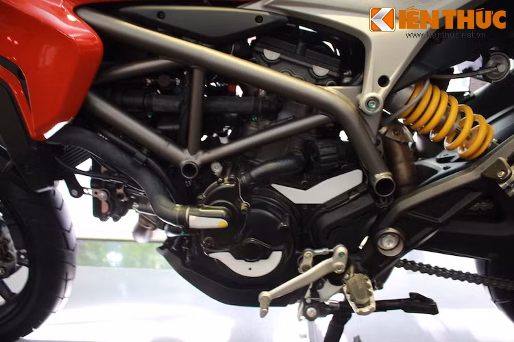 Hyperstrada dùng động cơ V-Twin 4 valve 821 cc Testastretta 11° tương tự chiếc Monster 821. Công suất tối đa của xe là 110 mã lực, trong khi mô-men xoắn cực đại là 89 Nm.