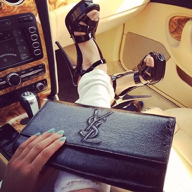 Không chỉ khoe chiếc Bentley, cô gái này còn "tranh thủ" khoe luôn cả đôi guốc cùng chiếc ví Yves Saint Lauren đắt tiền.