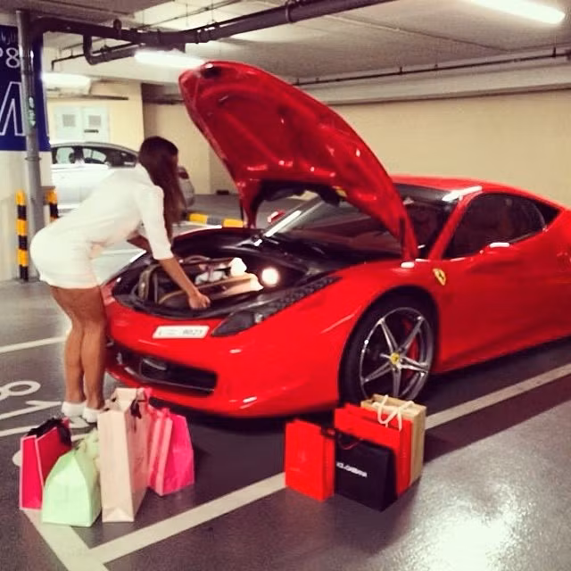 Cuộc sống xa hoa của họ liên tục được chia sẻ trên trang RichKidsofDubai thuộc mạng xã hội Instagram, với hơn 11.300 người theo dõi. Trong đó, những bức ảnh các "cô chiêu" khoe giàu bên siêu xe chiếm một số lượng khá lớn trên trang này.