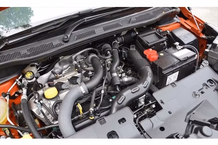 Về động cơ, Captur được trang bị cỗ máy 1.5l với công suất tối đa 120 mã lực và mô-men xoắn cực đại 190 Nm.