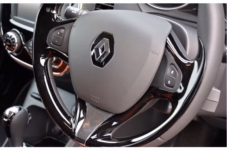 Có giá rẻ nên những vật liệu làm nội thất của Captur không lộ vẻ cao cấp. Để bù lại, chiếc xe được trang bị hệ thống thông tin giải trí với màn hình lớn, tính năng giữ ga tự động Cruise Control điều chỉnh trên vô-lăng, kính chỉnh điện, điều hoà tự động, khởi động bằng nút bấm.