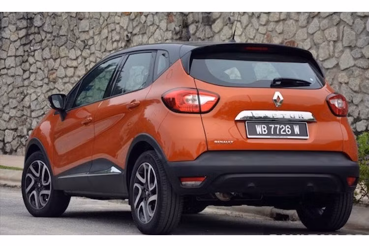 Những màu sơn ấn tượng, kết hợp với vòm mui và phần dưới thân xe màu đen, mâm 17 inch bản lớn cùng các chi tiết mạ chrome càng làm tăng phong cách thể thao, cá tính cho chiếc crossover cỡ nhỏ này.