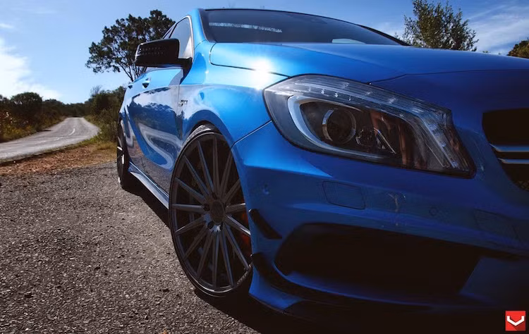 Ngoài bộ mâm "hàng thửa", chiếc A45 AMG này còn được trang bị một số "đồ chơi" nhẹ nhàng khác như các "vây" khí động học trên cản trước.