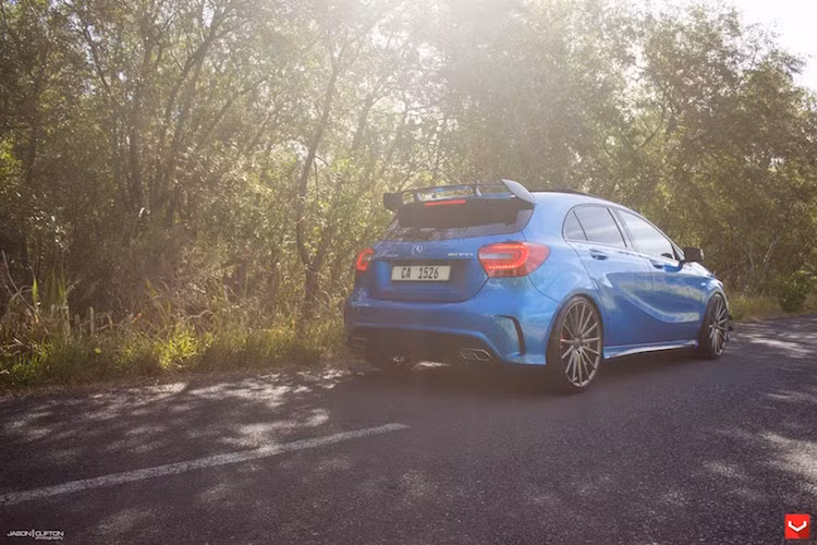 Đồng thời, chiếc xe được sơn màu xanh dương hiếm gặp trên Mercedes.