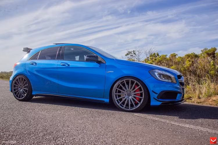 Tại Việt Nam, Mercedes A45 AMG cũng đã được bán chính thức với giá khởi điểm 2,002 tỉ đồng.