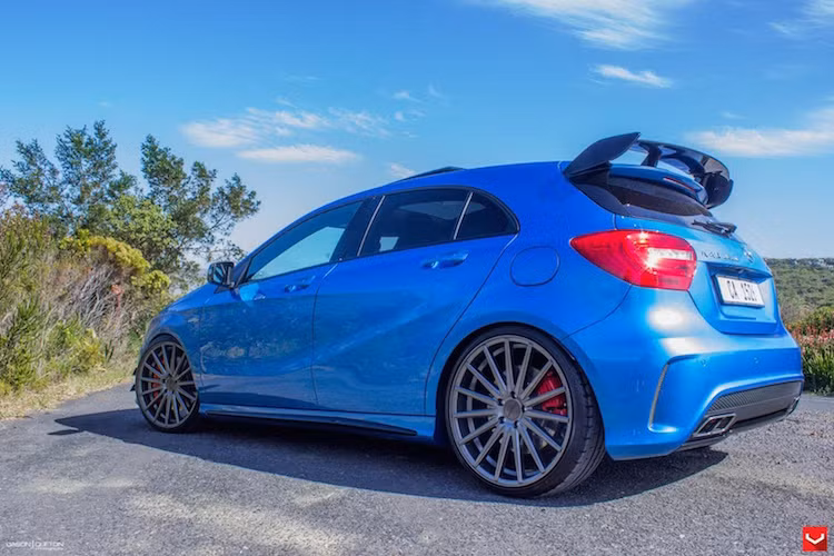 Là một mẫu hatchback thể thao, A45 AMG có thiết kế trẻ trung hơn những dòng Mercedes khác.