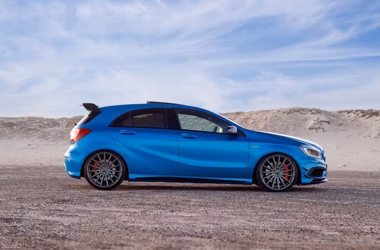 So với các phiên bản A-Class thường, A45 AMG có hệ thống treo thấp hơn cùng cánh đuôi trên kính sau.