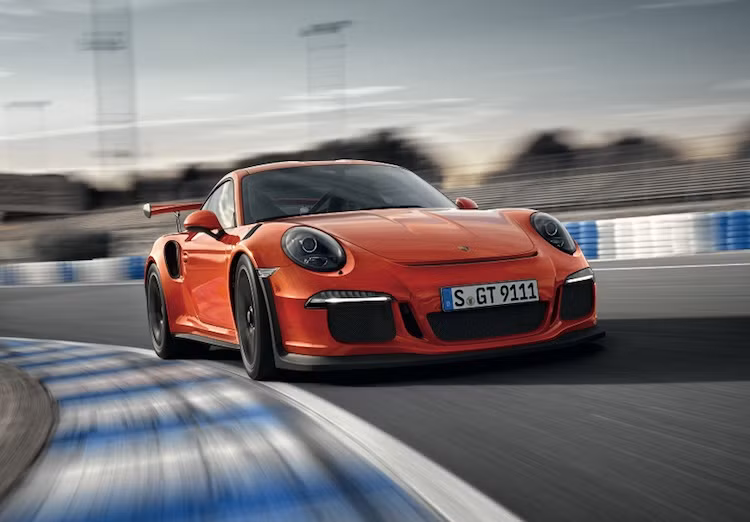 Nội thất của GT3 RS cũng mang phong cách xe đua với các ghế siêu nhẹ và bộ khung thép gia cường thân xe.