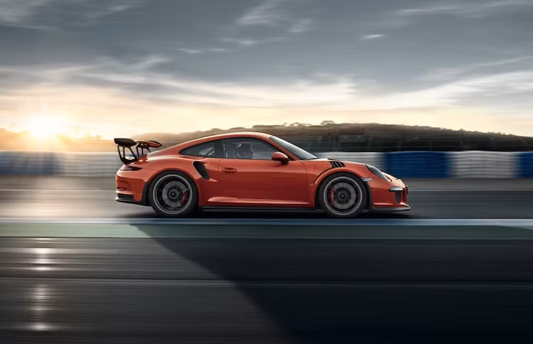 Sở hữu động cơ 6 máy ngang nạp khí tự nhiên 4.0l - lớn hơn GT3 thường 0.2 lít, 911 GT3 RS có công suất tối đa 500 mã lực và mô-men xoắn cực đại 460 Nm. Một hộp số ly hợp kép 7 cấp cùng vi sai giới hạn đảm nhiệm vai trò truyền toàn bộ sức mạnh động cơ tới cầu sau, giúp xe có thể tăng tốc từ 0-100 km/h chỉ trong 3,1 giây.