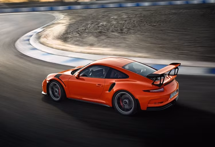 Được coi là phiên bản 911 nhanh nhất, thể thao nhất hiện nay, GT3 RS có thể hoàn thành một vòng đường đua Nurburgring chỉ trong 7 phút 20 giây. Thành tích trên không chỉ giúp GT3 RS vượt qua phiên bản GT3 thường, mà còn "đánh bại" cả "đàn anh" 911 GT2 RS thế hệ trước tới 4 giây, dù có công suất nhỏ hơn.