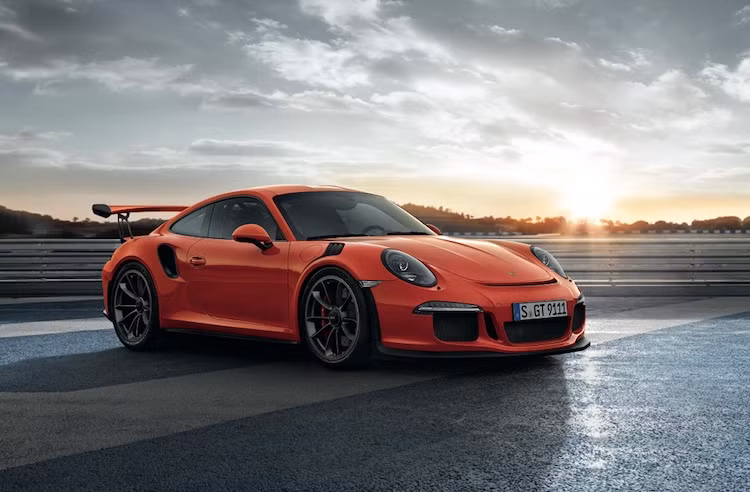  Porsche 911 GT3 RS là phiên bản hiệu năng cao của chiếc 911 GT3 trước đó - vốn cũng là một chiếc siêu xe với khả năng vận hành khiến nhiều người phải "kiêng nể".