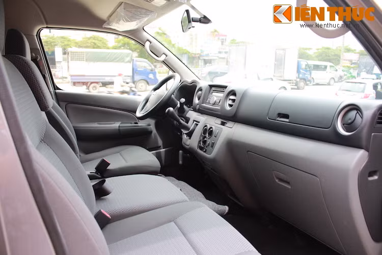 Giống như ngoại thất, bảng táp-lô của xe cũng có thiết kế vuông vức, nhưng có các góc cạnh được bo tròn.