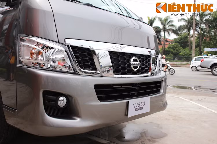 Cùng đến từ Nhật Bản, NV 350 Urvan có thiết kế hình hộp khá giống Toyota Hiace, nhưng có những đường nét thân xe khí động học và lưới tản nhiệt đặc trưng của Nissan.