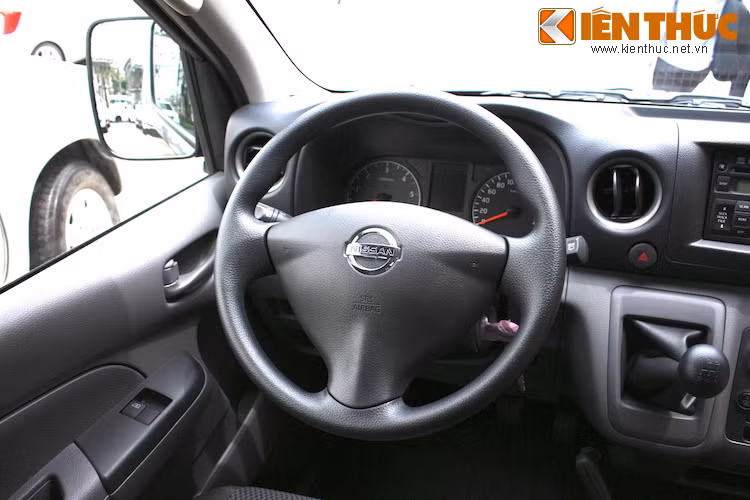Dù là một mẫu xe vận tải hành khách nhưng NV350 Urvan được Nissan khá chú trọng tới các tính năng an toàn với túi khí trên vô-lăng, cấu trúc thân xe cứng vững Zone Body, chống bó cứng phanh ABS, hỗ trợ lực phanh khẩn cấp BA, khoá an toàn trẻ em...