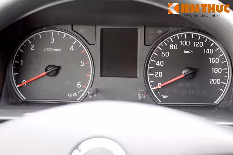 Bảng đồng hồ có màn hình hiển thị đa thông tin nằm giữa, tương tự những mẫu xe du lịch cao cấp hơn.