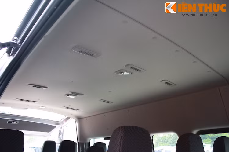 Khoang hành khách phía sau được trang bị tới 14 khe thoát điều hoà, toả hơi mát tới từng người ngồi trong xe.