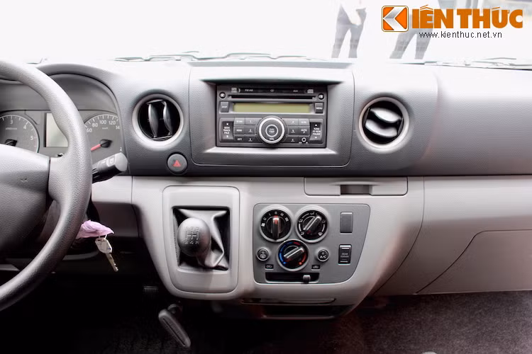 Do cần số nằm ở trên bảng điều khiển trung tâm nên chiếc xe có không gian ở hàng ghế trước rộng rãi hơn vì không phải chứa bệ hộp số.