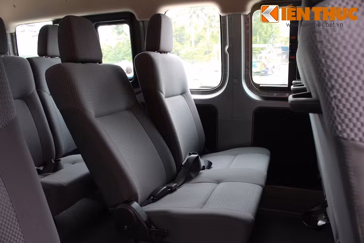 Khác với Ford Transit thiết kế hàng ghế 3 chỗ ngồi, ở xe Nissan NV350 Urvan là ghế đôi và có lối đi ở giữa, tạo cảm giác rộng rãi.