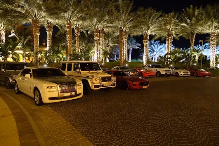 Tại khắp các bãi đỗ xe xung quanh Dubai, bạn có thể dễ dàng bắt gặp hàng loạt siêu xe "xếp lốp". Chúng cũng thu hút một lượng lớn du khách tò mò chụp ảnh mỗi khi đi dạo qua.