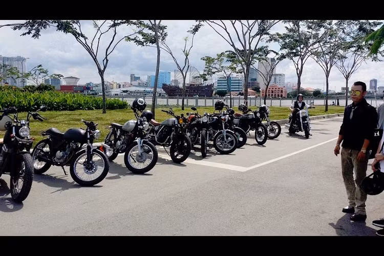 Một số người khác lại xuất hiện cùng những chiếc xe tay ga như Vespa hay Lambretta thuộc đủ thế hệ, nhưng tất cả đều thể hiện rõ hình ảnh một quý ông qua phong cách lái xe điềm đạm. Ước tính trong lần đầu tiên tổ chức ở Việt Nam, đã có khoảng hơn 320 biker tham gia.