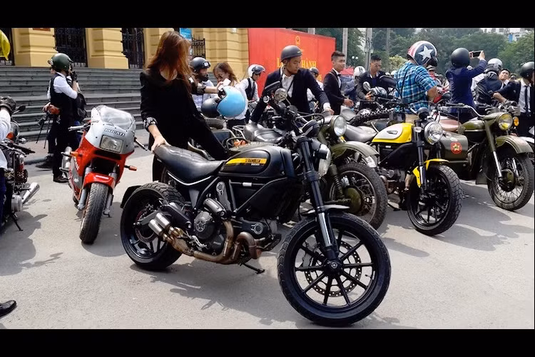 Sự kiện này được tổ chức lần đầu tiên vào năm 2012 tại Anh, với ý tưởng xoá bỏ định kiến của xã hội về hình ảnh các tay chơi môtô với những gã râu ria rậm rạp, quần áo cẩu thả, phóng xe bạt mạng trên phố...