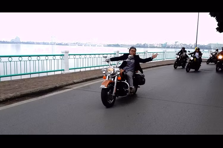 Đến với DGR, những biker đã có dịp cùng giao lưu, thưởng thức bầu không khí hoài cổ, trao đổi về những “đứa con” tinh thần 2 bánh và cùng nhau diễu hành trên đường phố.