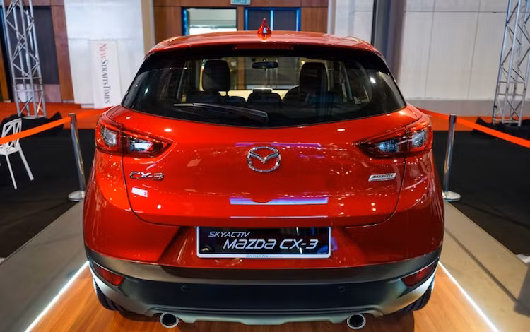 Trong khi đó, CX-3 sẽ chính thức có mặt tại Malaysia vào ngày 8/12/2015 tới dưới dạng nhập khẩu nguyên chiếc CBU từ Nhật. Mức giá của xe tại thị trường này là từ 130.000 - 135.000 Ringgit (tương đương 700-727 triệu đồng).