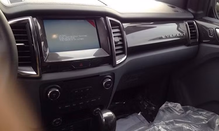 Một số hệ thống hỗ trợ an toàn hiện đại cũng sẽ xuất hiện trên Everest gồm kiểm soát góc cua, cảnh báo điểm mù, đỗ xe chủ động,...